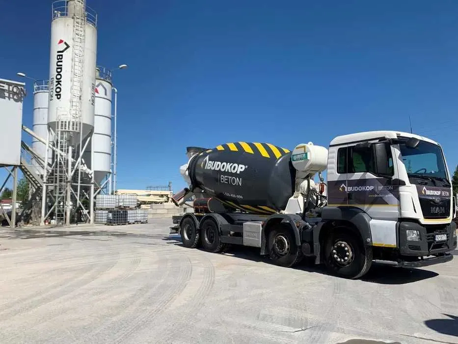 Czarna betoniarka Budokop Beton na terenie zakładu produkcji betonu – nowoczesna flota i zaplecze technologiczne
