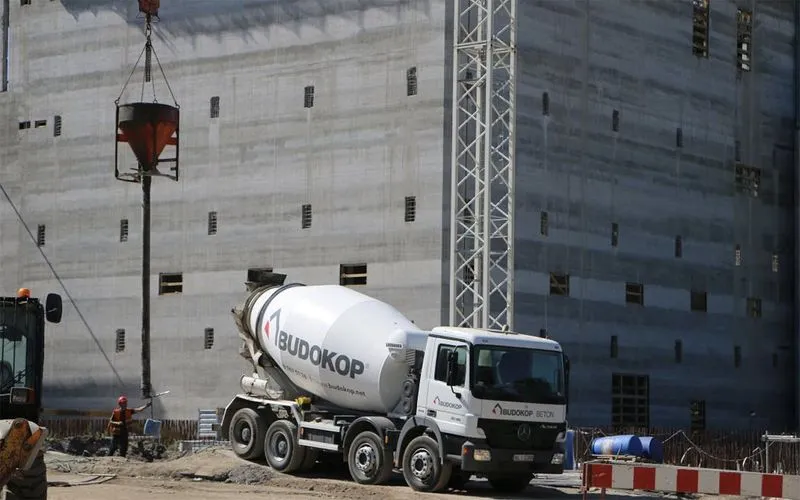 Betoniarka Budokop na placu budowy – transport i dostawa betonu towarowego