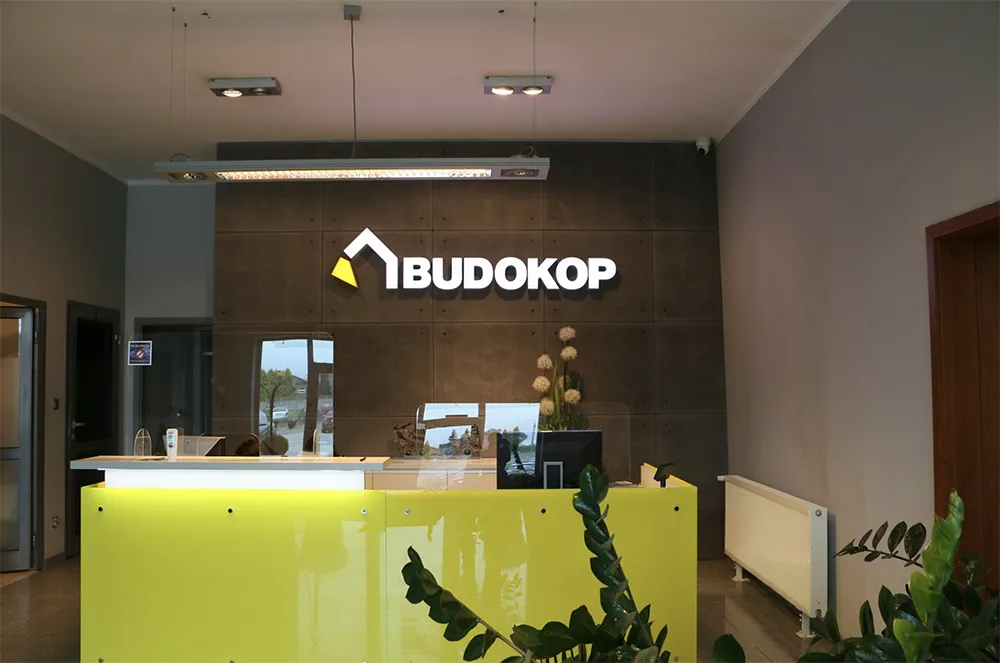 Recepcja firmy Budokop – nowoczesne biuro z przyjazną atmosferą pracy