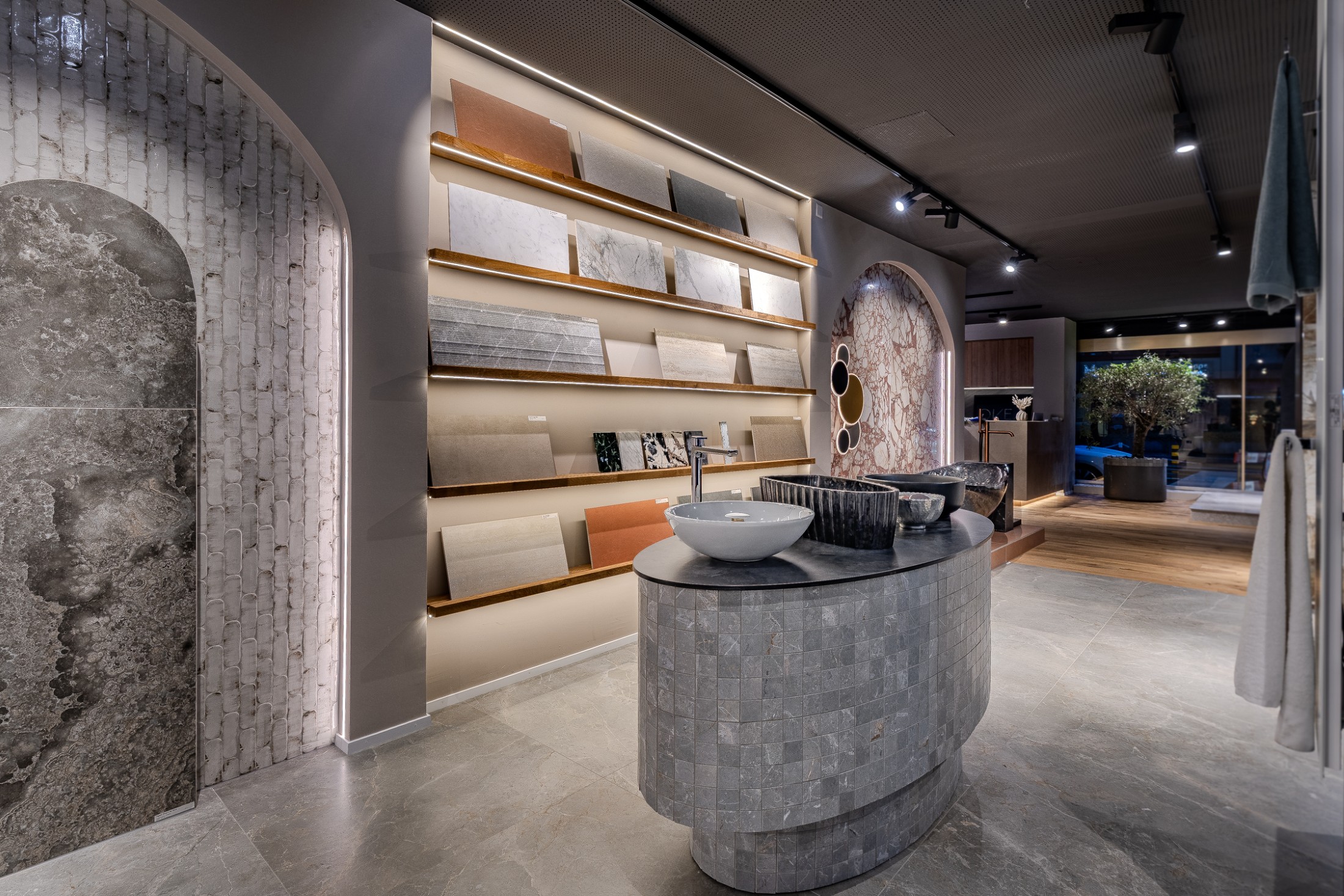 Badshowroom in Baden mit Naturstein und beleuchteten Materialregalen