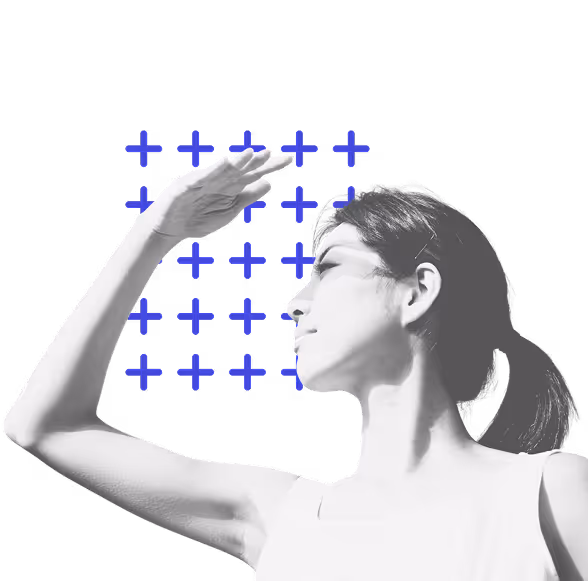 Jeune femme regardant l'horizon