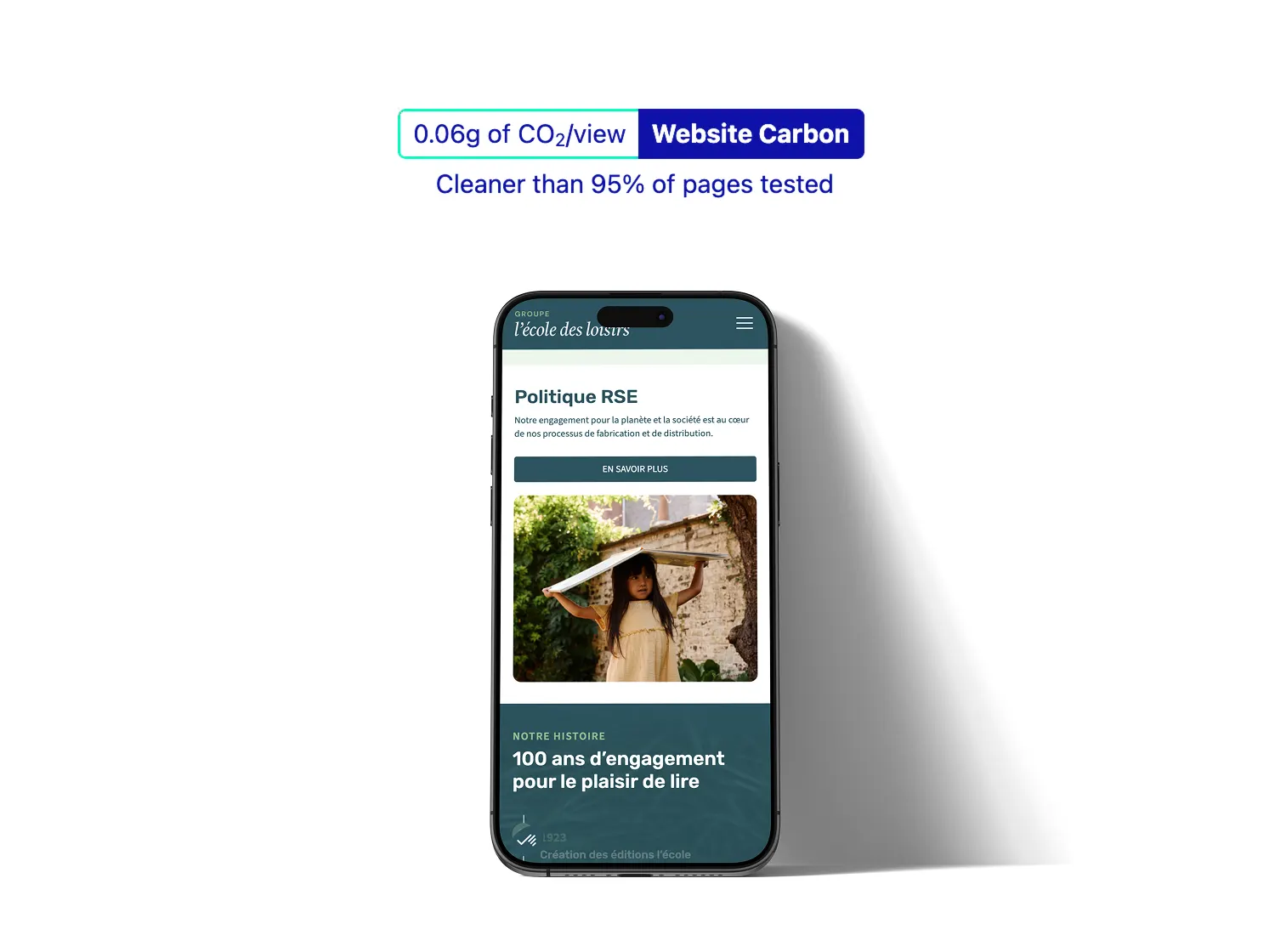 Une image avec le score WebsiteCarbon A du site École des loisirs, 95% plus green que les sites web, avec un iPhone en dessous présentant la page RSE du groupe École des Loisirs