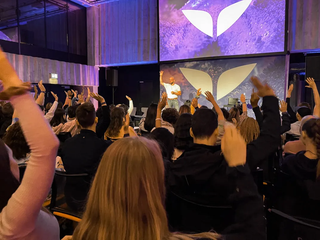 Manuel Tschurtschenthaler als Speaker auf der Bühne bei Mindvalley