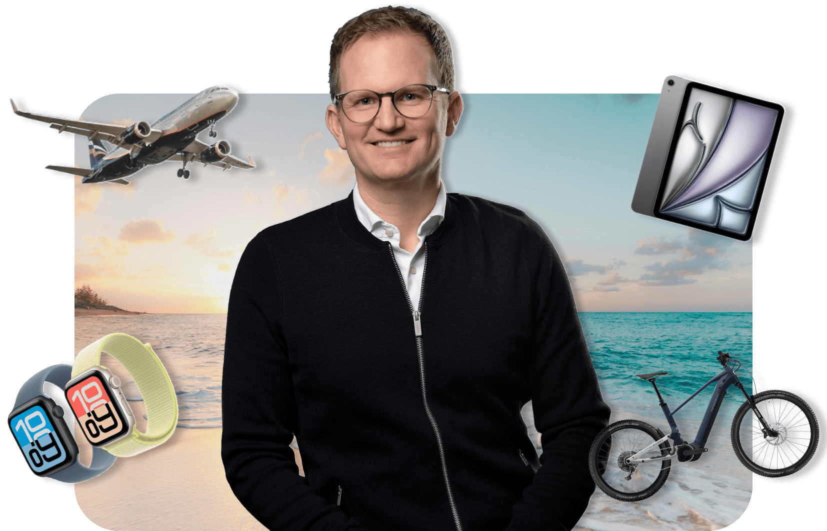 Ein lächelnder Mann mit Brille und schwarzer Jacke vor einem Strandhintergrund, umgeben von einem Flugzeug, zwei Smartwatches, einem E-Bike und einem Tablet.