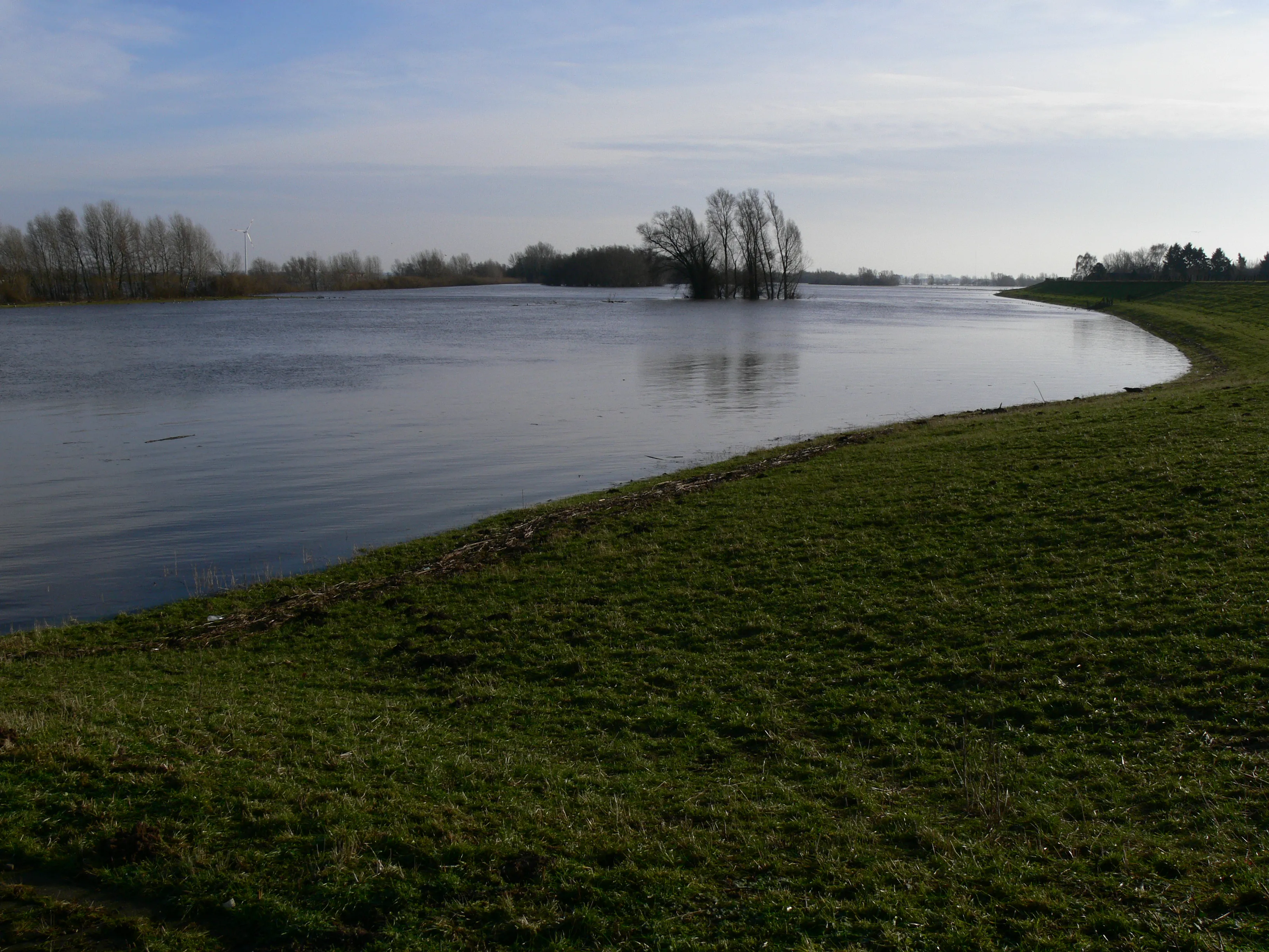 Flusslandschaft mit natürlichem Uferverlauf – Gewässerentwicklung und Hochwasserschutz durch ÖKOPLAN