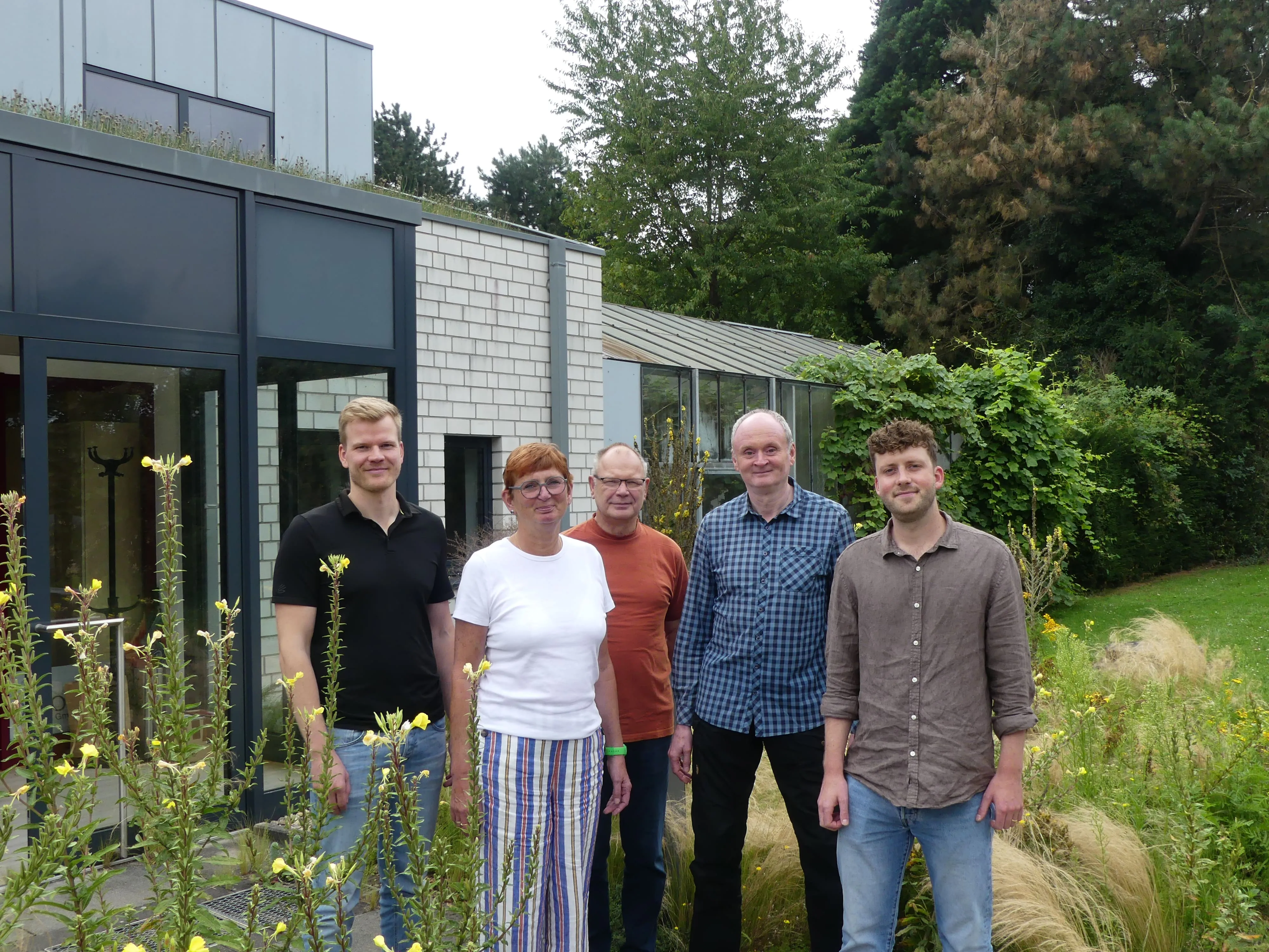 Teamfoto der ÖKOPLAN Ingenieure vor dem Bürogebäude – interdisziplinäre Fachplanung mit persönlicher Beratung