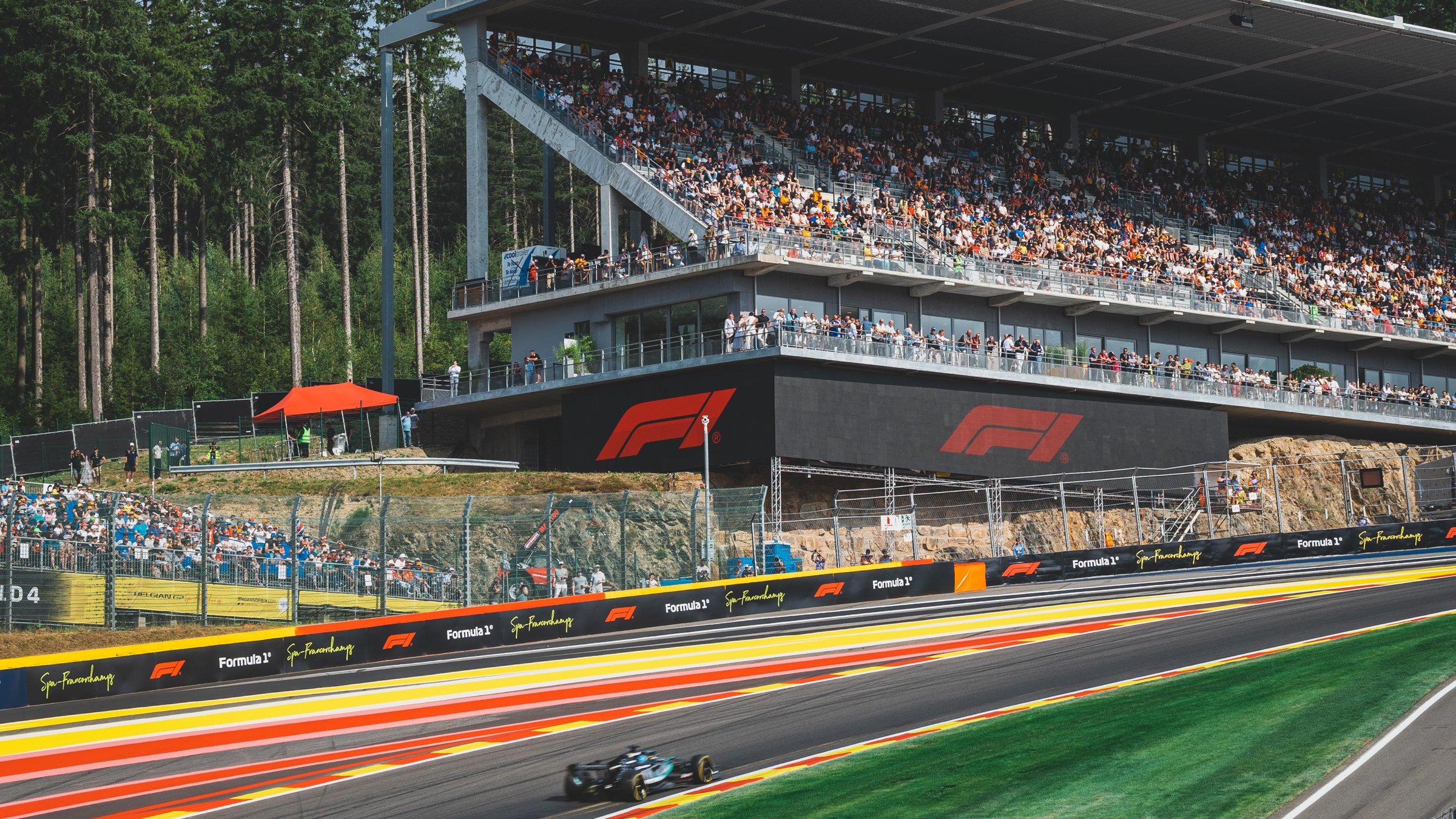 image of crowds at a motorsport event