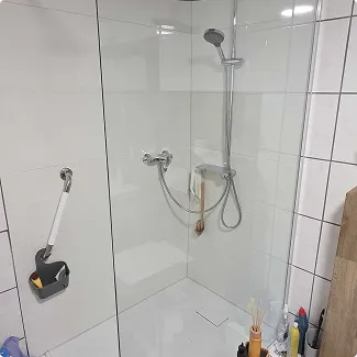 Barrierefreier Bad-Refresh in Duisburg – erneuerte Dusche mit Haltegriff und bodenebener Fläche