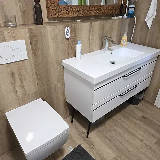 Barrierefreier Bad-Refresh in Duisburg – modernisiertes Badezimmer mit neuer Toilette und Waschtisch