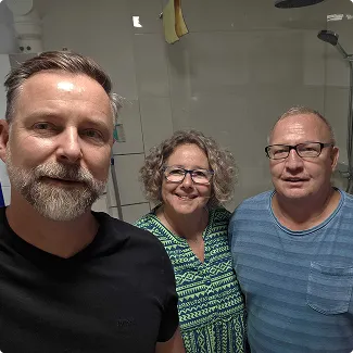 Barrierefreier Bad-Refresh in Duisburg – Kunde und Commodus Techniker im aufgefrischten Badezimmer nach Zuschuss-Nutzung