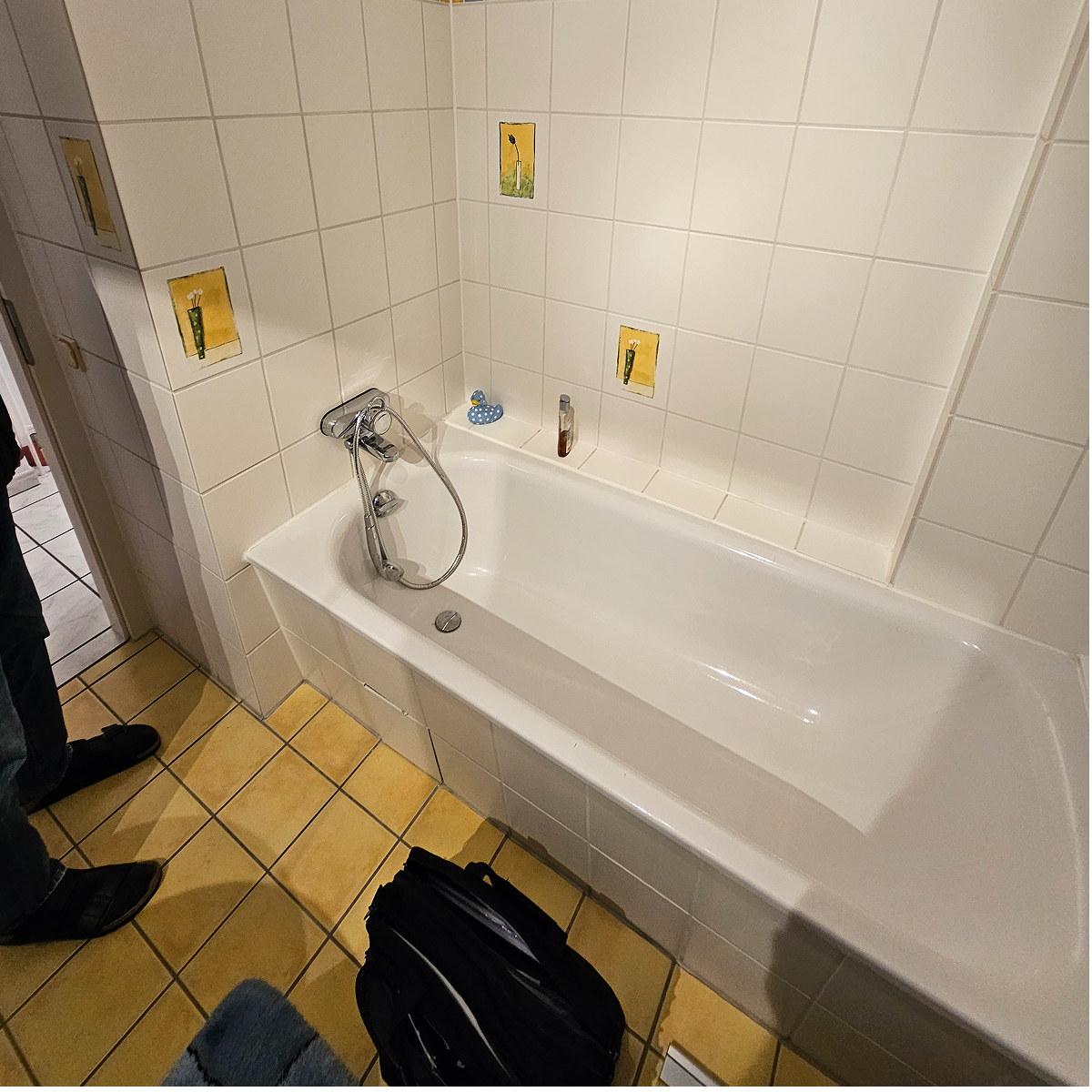 Alte Badewanne im Badezimmer in Wülfrath vor dem barrierefreien Umbau durch Commodus.