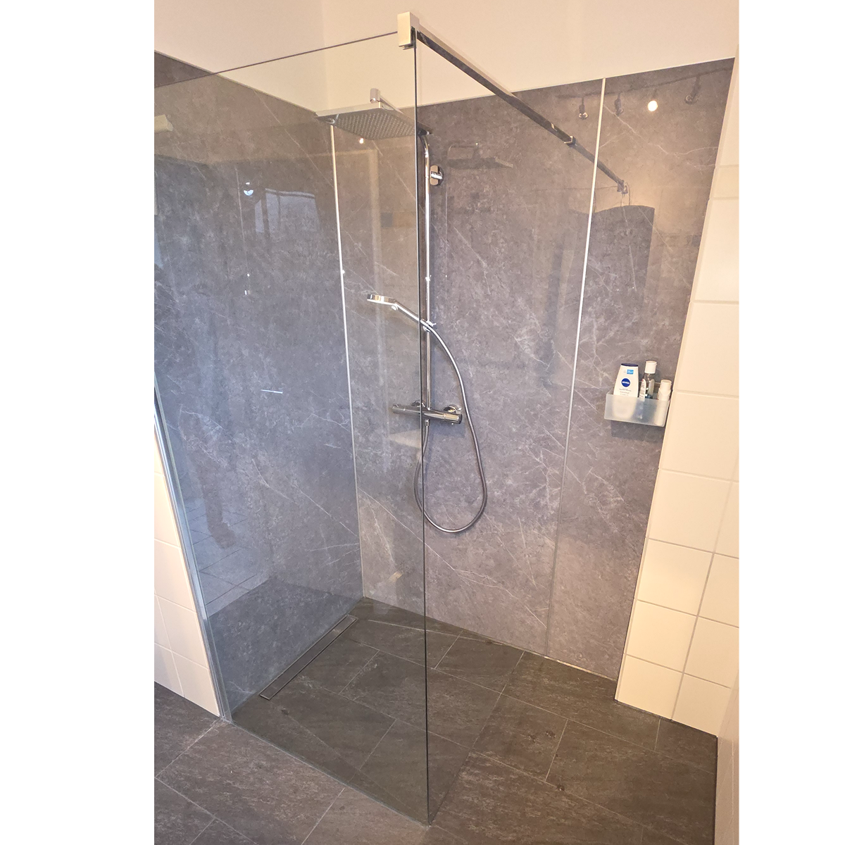 Neue ebenerdige, barrierefreie Dusche mit Wandpaneelen nach Bad-Refresh in Wülfrath.