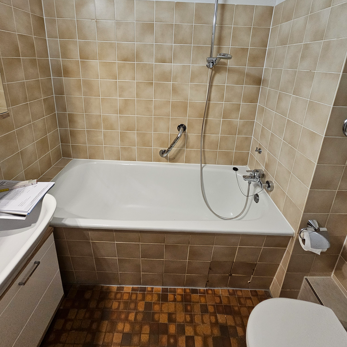 Altes Badezimmer mit Badewanne vor dem barrierefreien Umbau – Vorher-Bild aus Krefeld bei Frau Strassbürger.