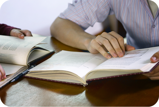 Personne lisant un livre Ma vie en LIVRE à table – lecture d’un récit de vie imprimé et transmis à ses proches