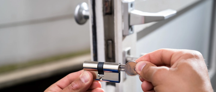 an image of a locksmith lock door repair