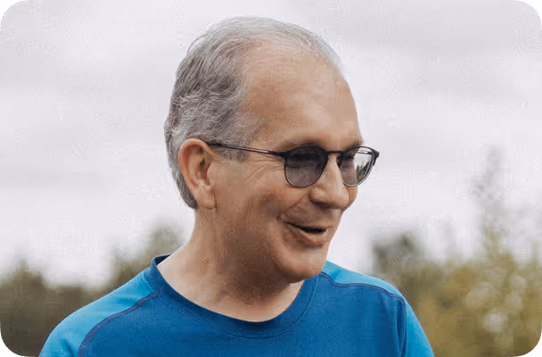 Homme souriant avec des lunettes