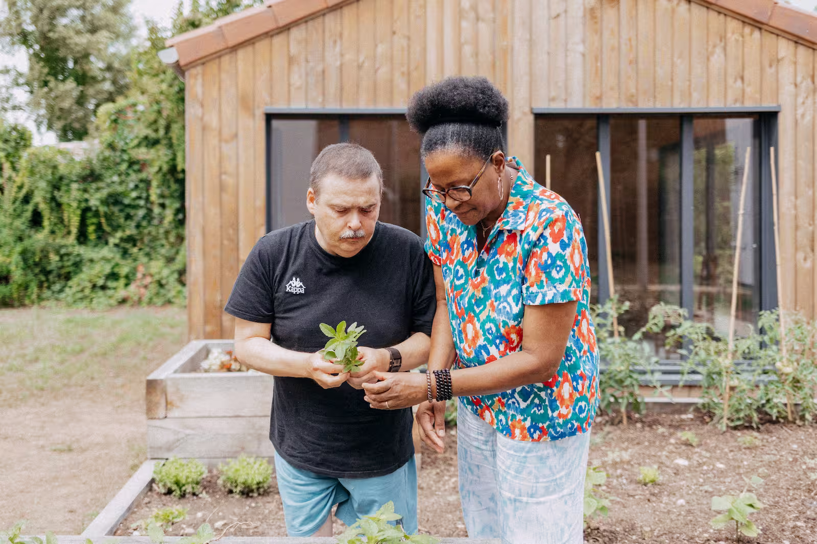 Un proche aidant peut être rémunéré par l’aidé s’il devient salarié aidant. À l'exception des conjoints, tous les membres de la famille peuvent être salariés aidants.