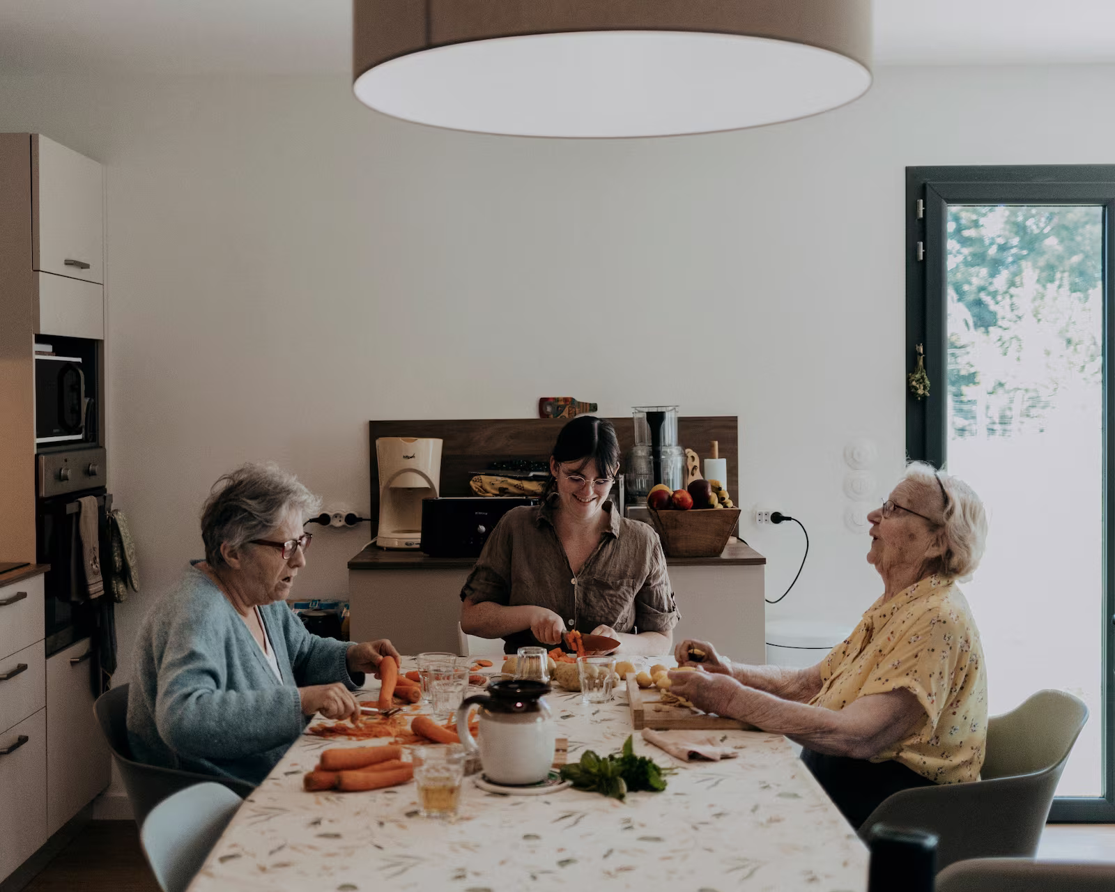 Le métier d'aide médico-psychologique consiste à accompagner des personnes dépendantes ou handicapées afin de les aider à maintenir des liens sociaux.