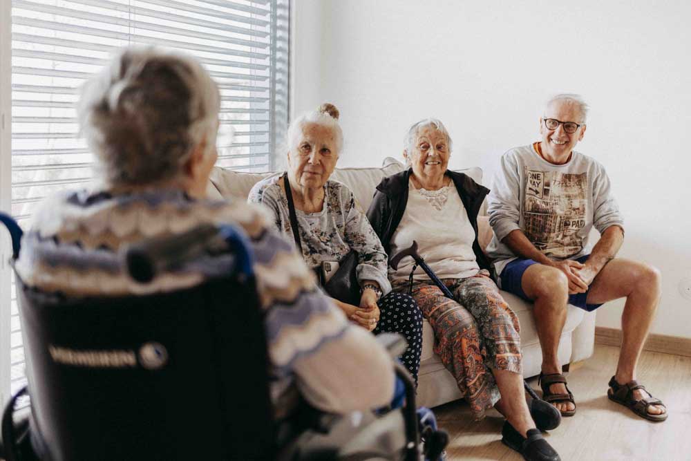 Comment créer une maison partagée pour personnes âgées : démarches, financement, modèles et conseils pratiques pour offrir un habitat convivial et sécurisé.