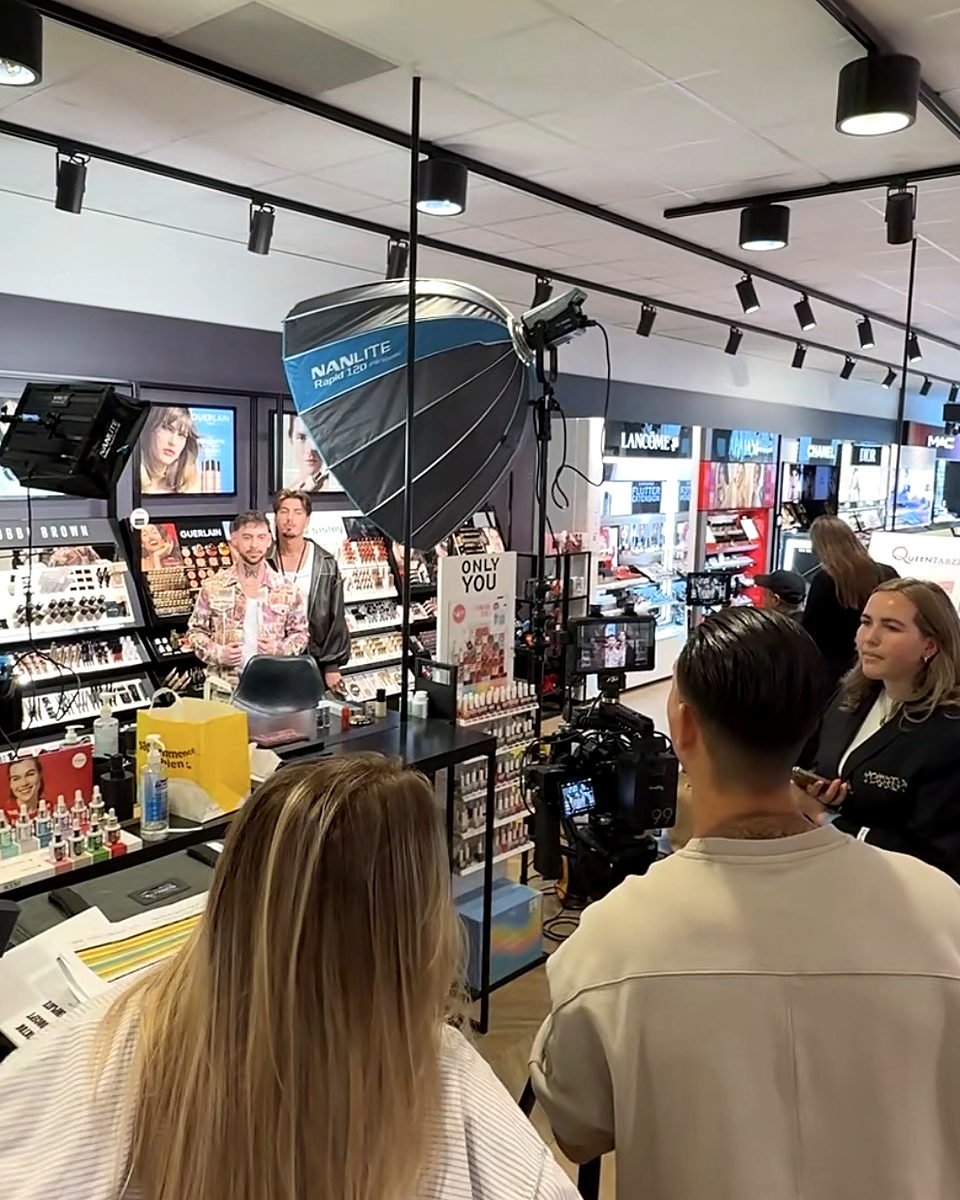 Videoproductie in een beautywinkel tussen merken als MAC en Lancôme
