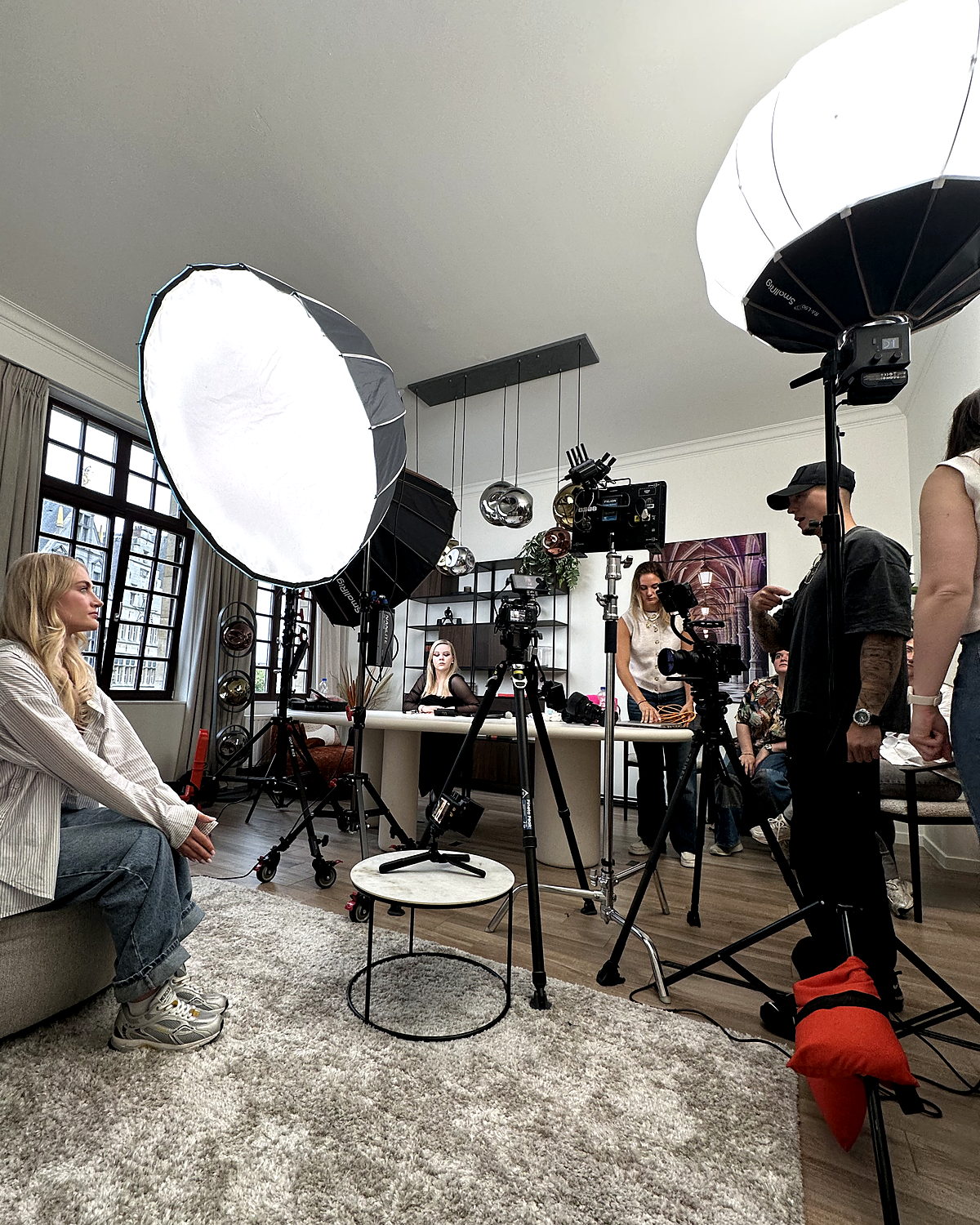 Studio-opstelling met softboxen en camera's tijdens een interieurshoot