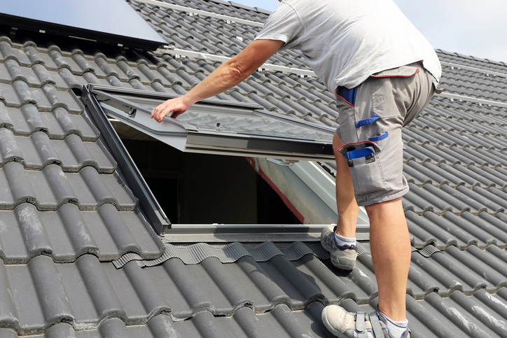 Pose de fenêtres de toit (Velux) à Maurepas (78310) : apportez de la lumière à vos combles
