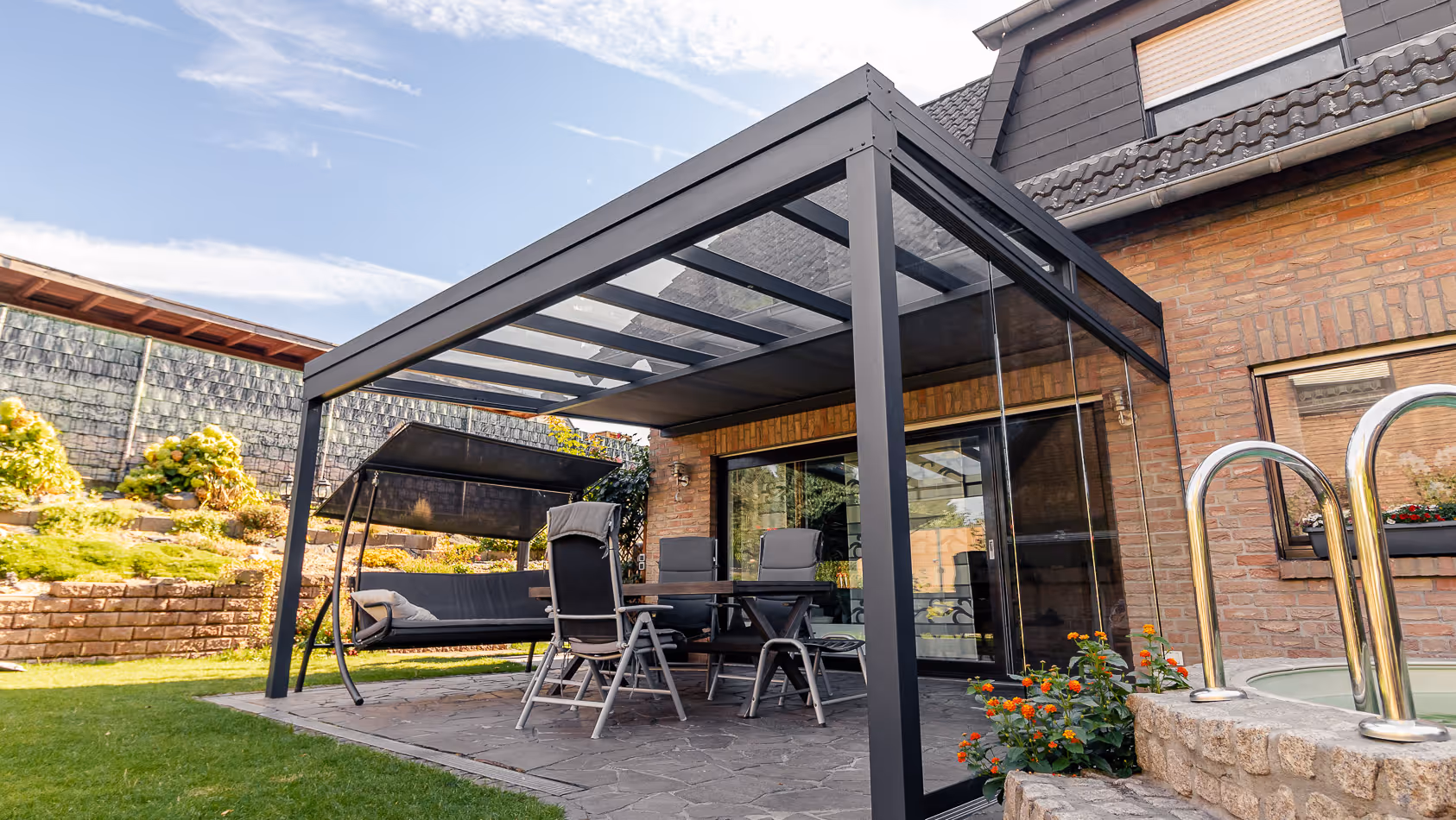 Eine Gartenterrasse mit hochwertiger Außenüberdachung in Anthrazit