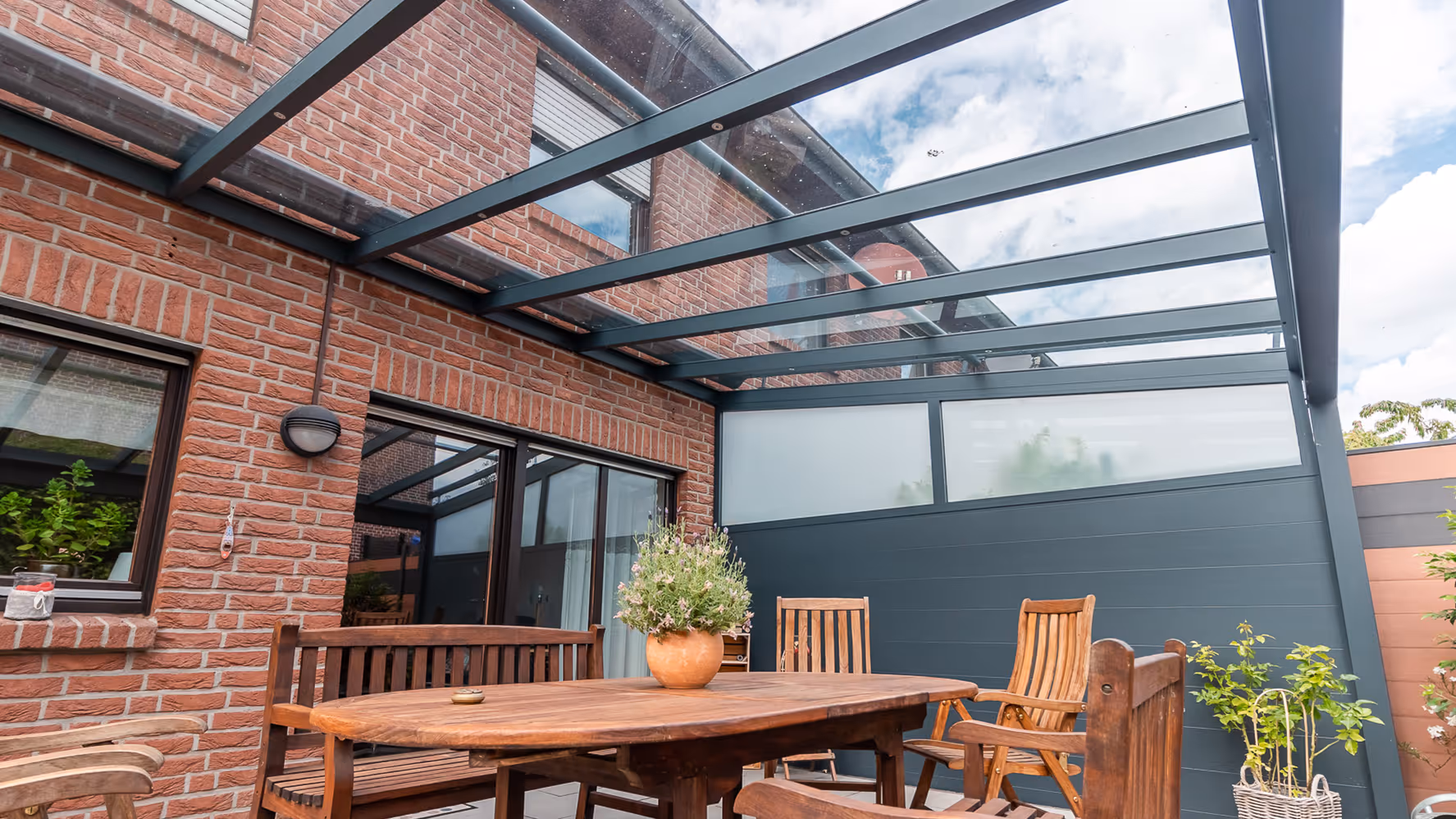 Eine Außenterrasse mit hochwertiger Überdachung in Anthrazit