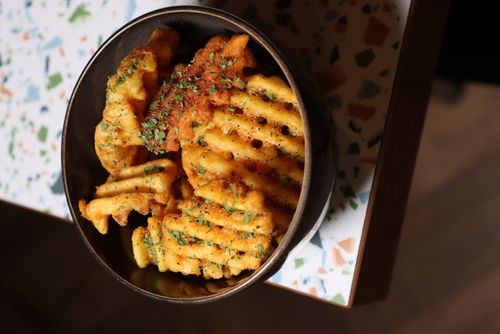 GARLIC & CAJUN TATER TOTS / WAFFLE FRIES (V)