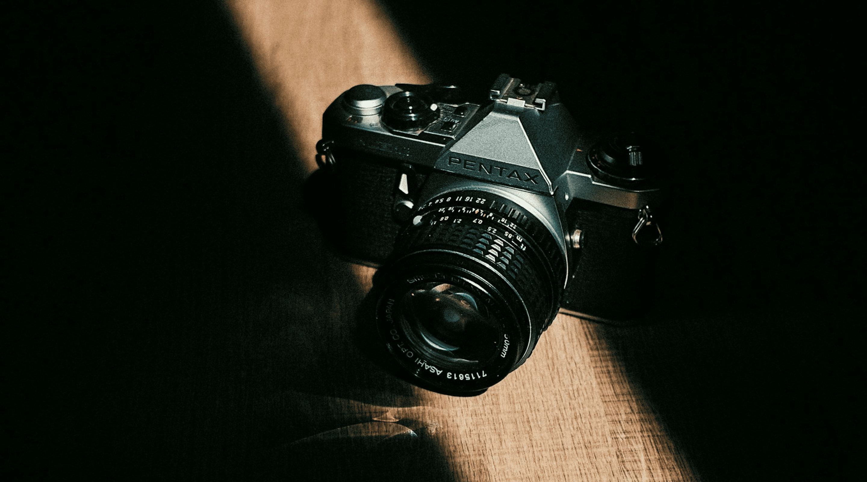 Appareil photo avec une lumière sur le côté et une ombre visible.