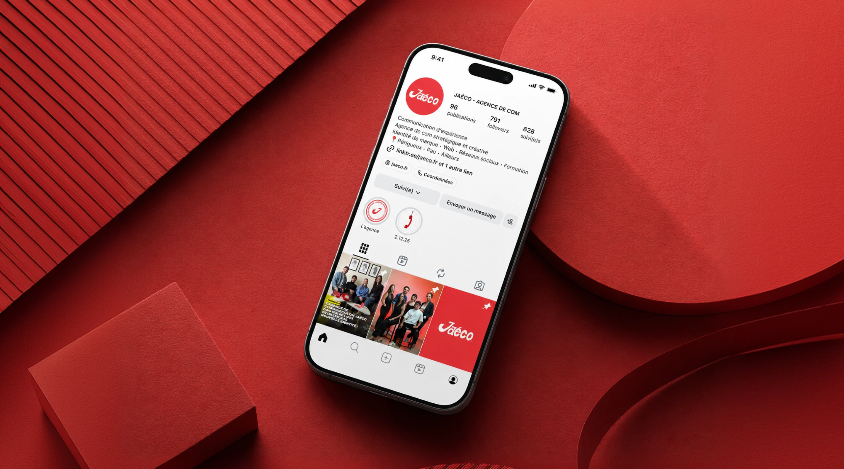 Composition visuelle sur fond rouge mettant en avant un mockup de profil Instagram de la marque, illustrant la présence de l'entreprise sur les réseaux sociaux 