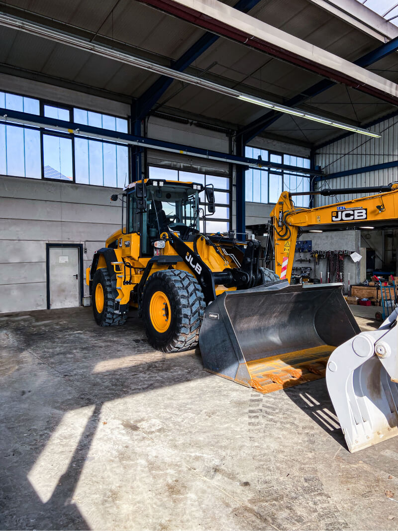 Bagger in Werkstatt
