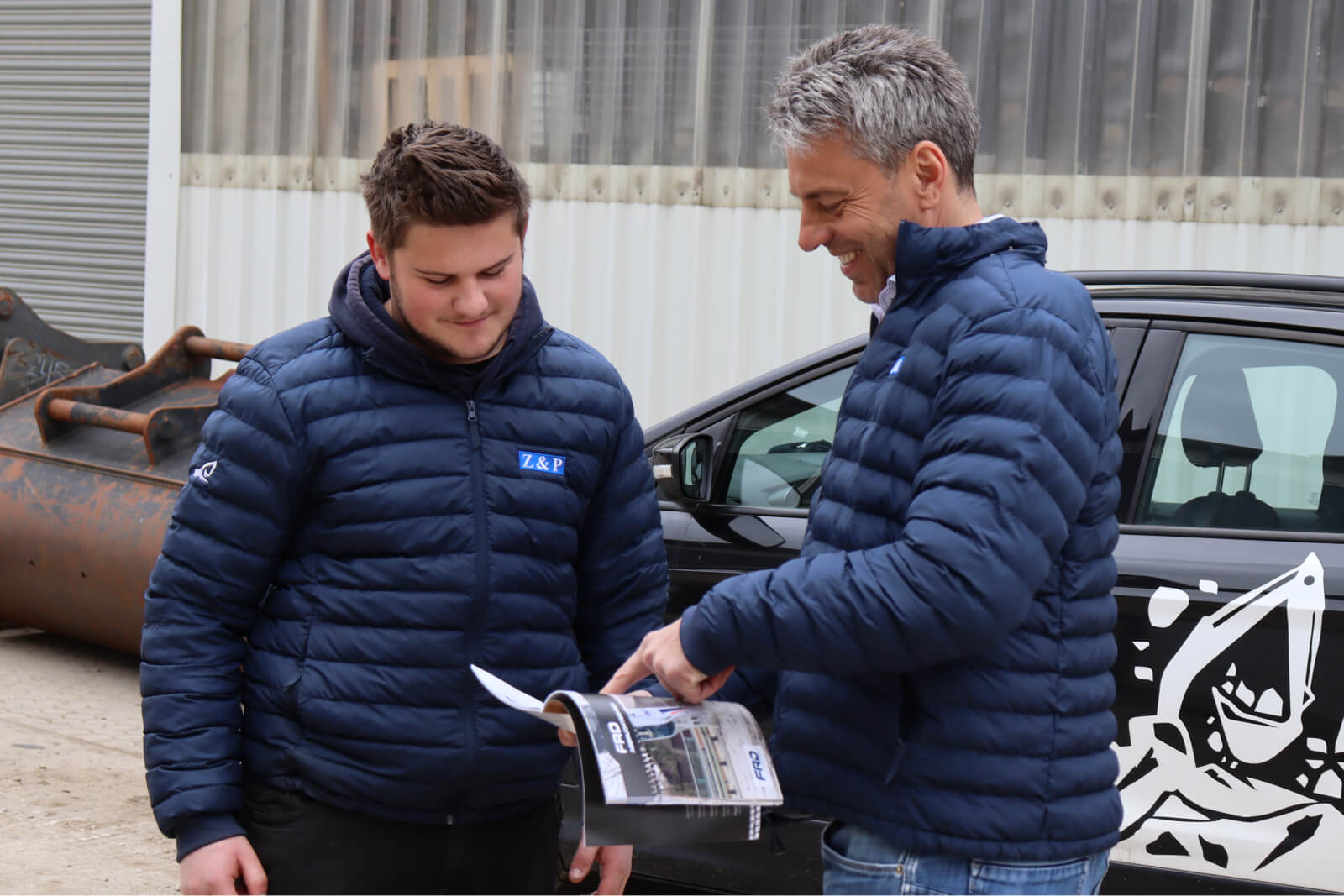 Chef zeigt Mitarbeiter den Bewerbungsporzess