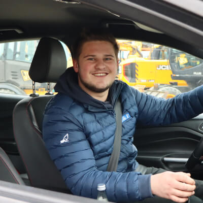 Instagram: Lächelnder und zufriedener Vertriebsmitarbeiter