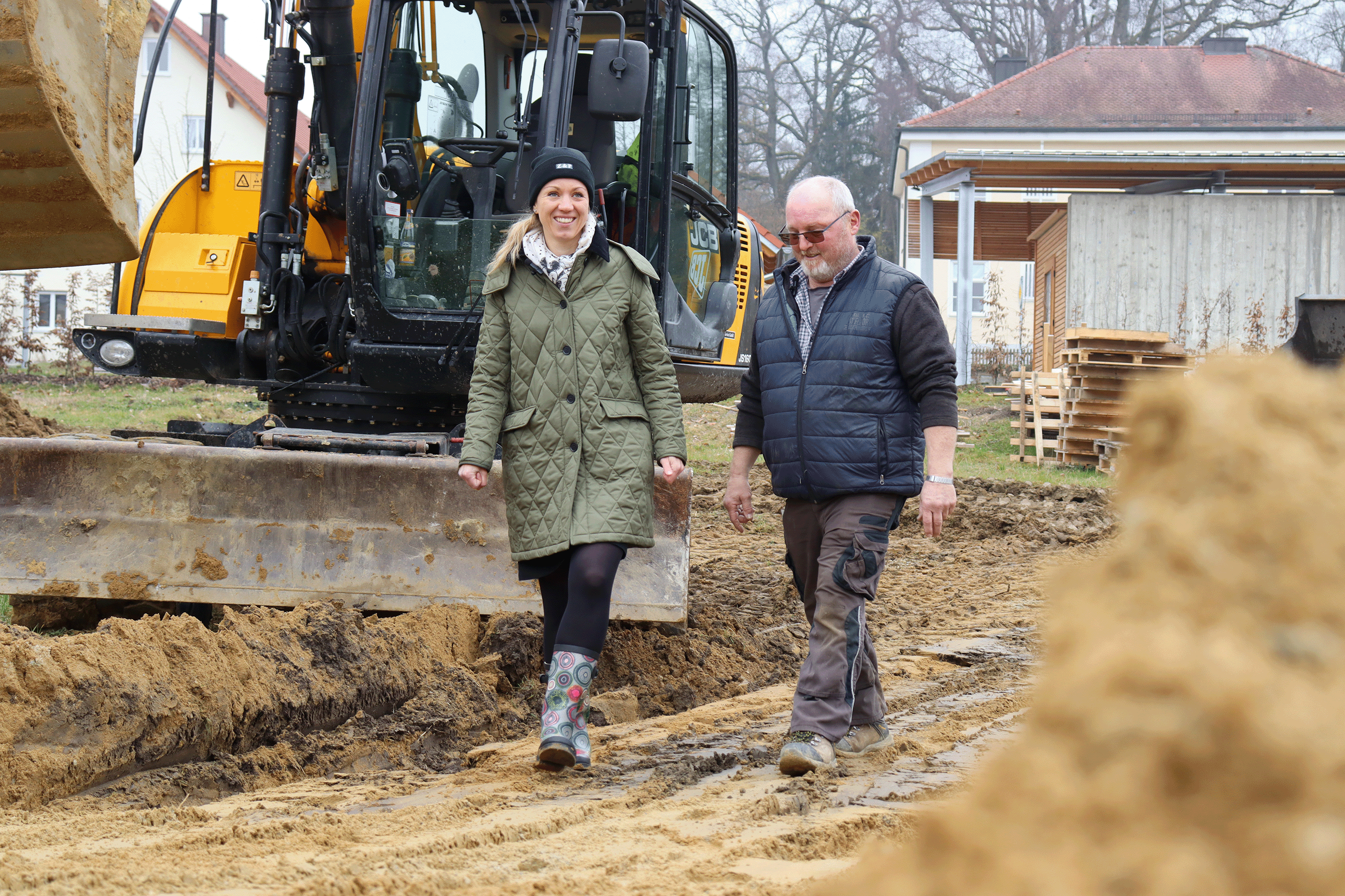 Chef zeigt Mitarbeiter den Bewerbungsporzess