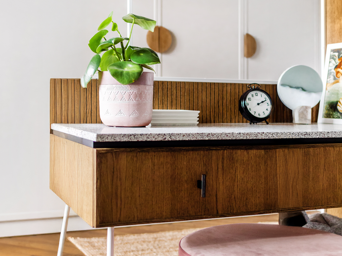 Grafika tła dla case study Siły Wewnętrznej, meble z drewna