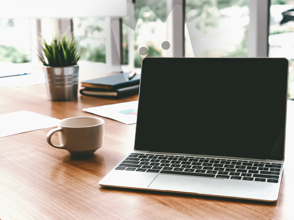 Grafika tła dla case study Lordicon laptop na biurku, logo firmy w tle