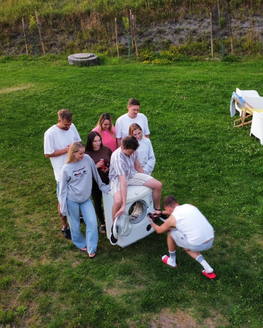 Zdjęcie zespołu Robimy Social Media podczas sesji zdjęciowej z pralką