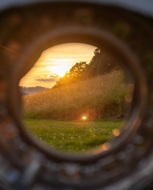Zdjęcie zachodzącego słońca zrobione przed bęben pralki podczas sesji grupowej RSM