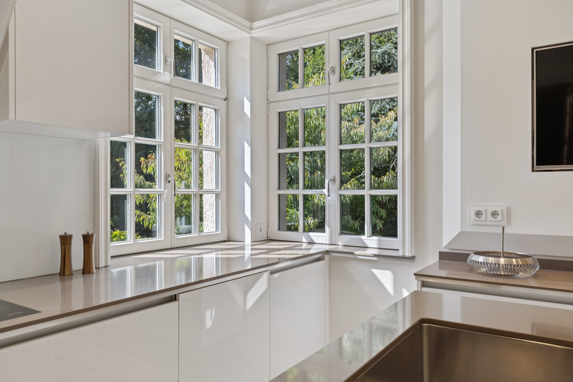 Moderne Küche in der Sonne durch ein Fenster scheint