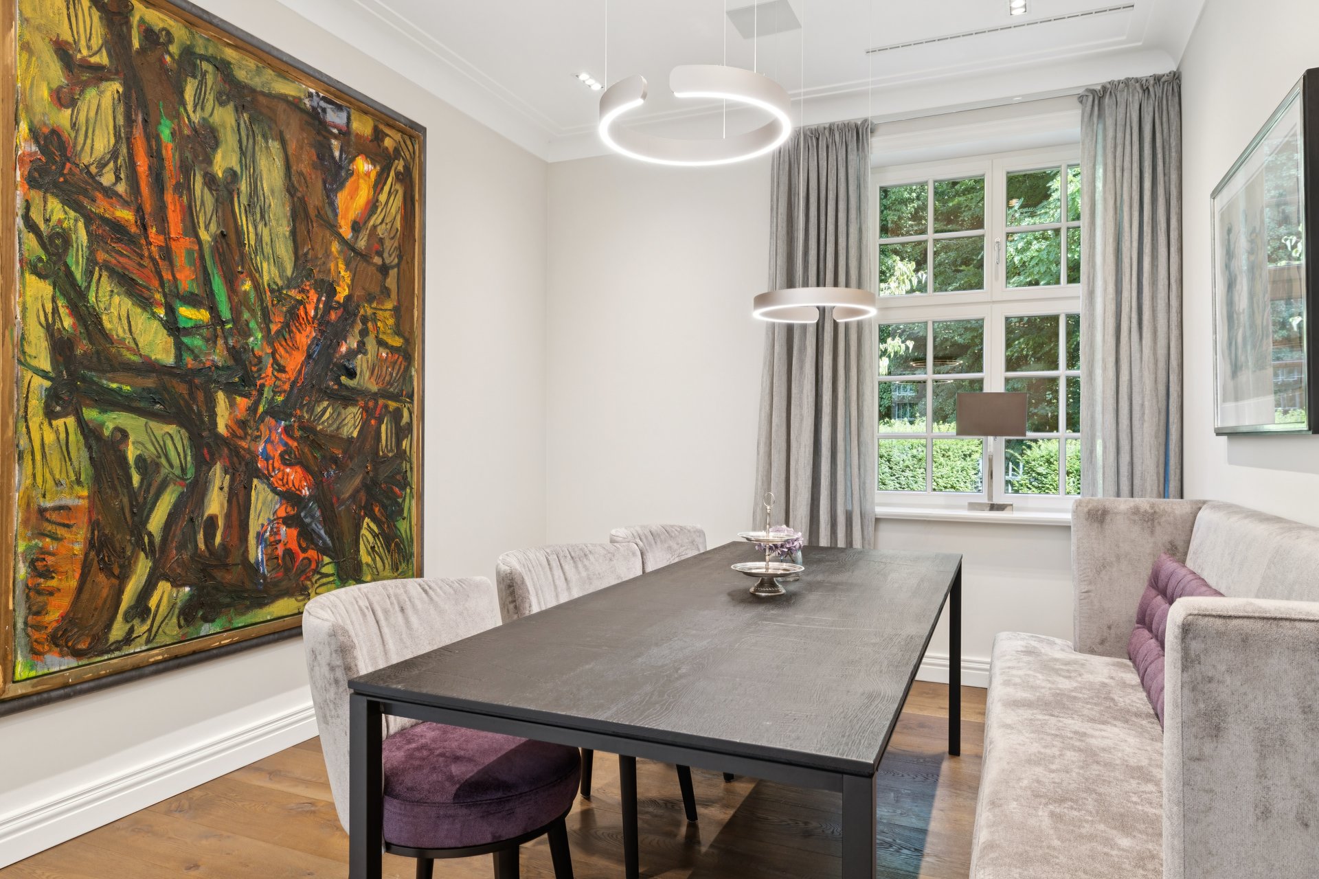 Esstisch in einem Raum mit einem großen Bild