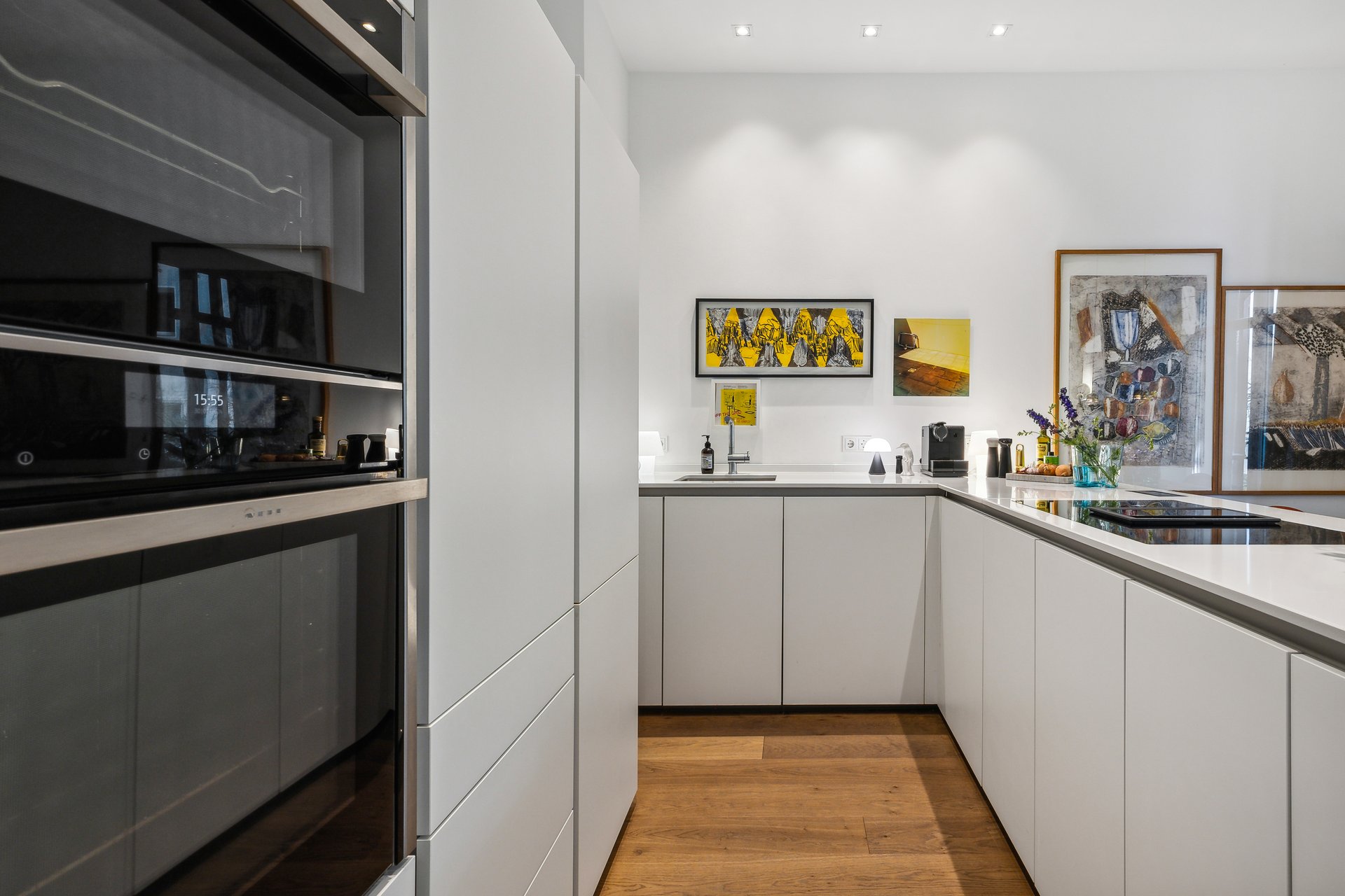 Moderne Küche mit einer Kücheninsel