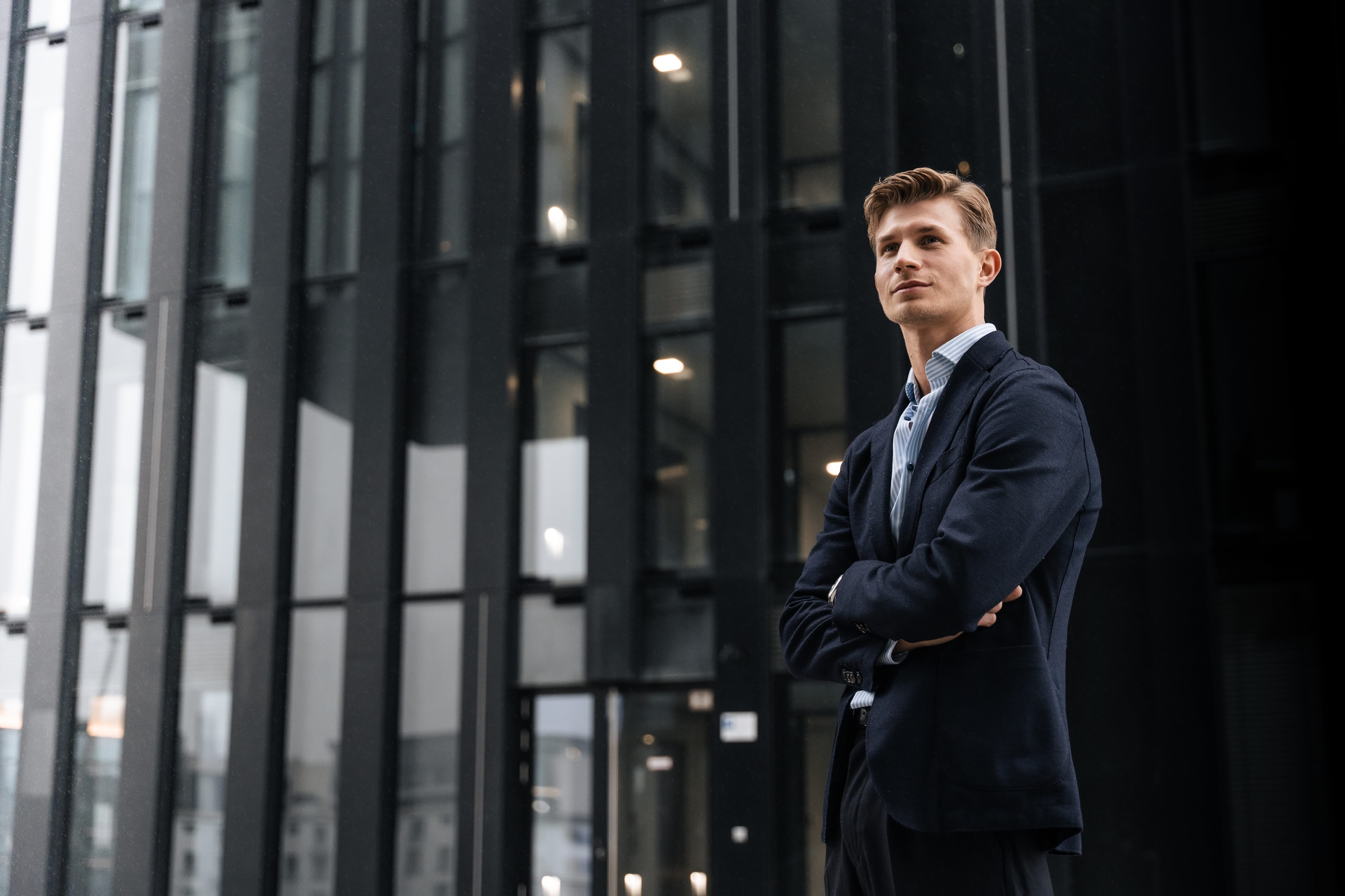 Portrait ein junges Mannes in einem Anzug