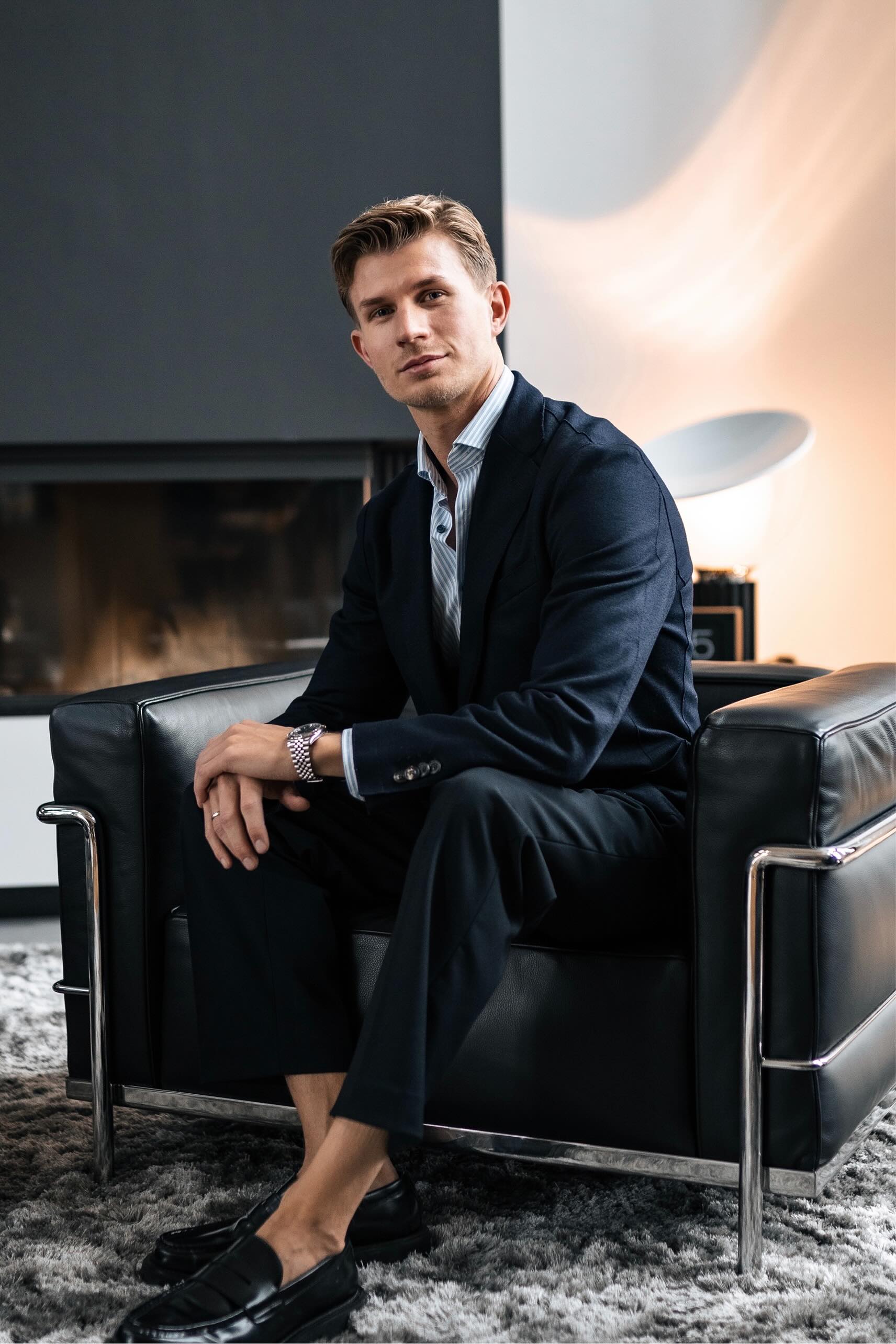 Portrait ein junges Mannes in einem Anzug