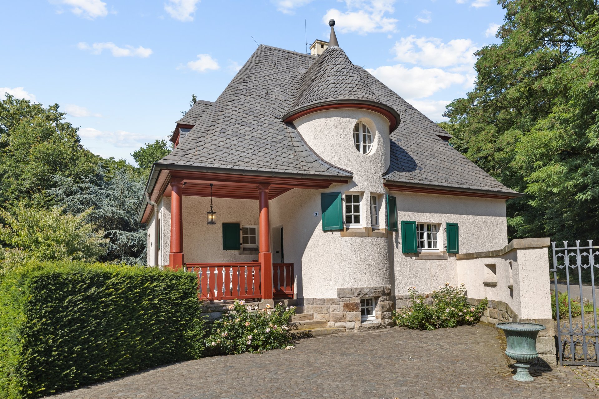 Haus bei schönem Wetter im Grünen