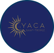 Logo CYACA avec un cercle bleu foncé et un soleil stylisé doré autour de la lettre C, avec le texte Saint-Tropez en dessous.