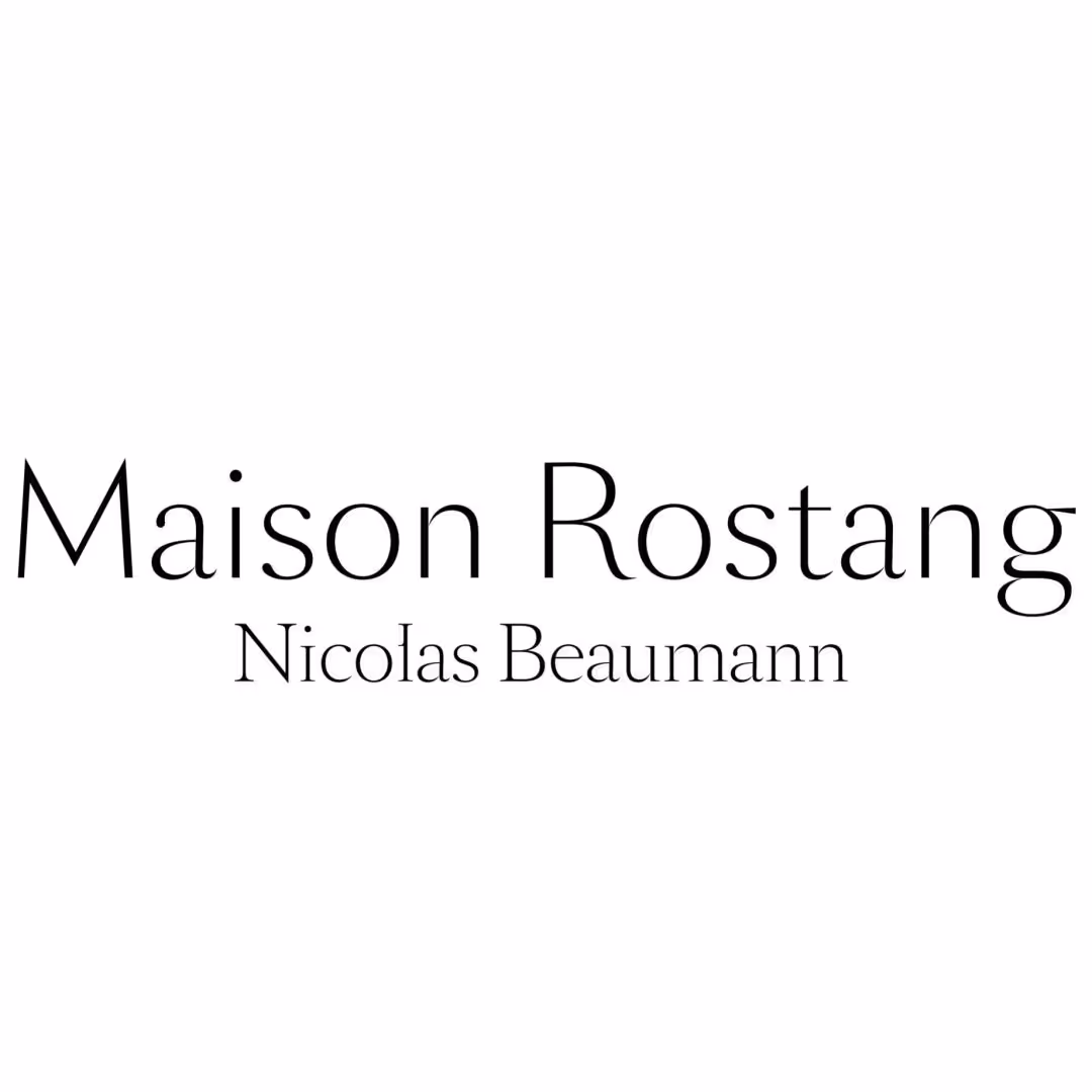 Texte noir sur fond blanc avec les mots 'Maison Rostang' et 'Nicolas Beaumann' en dessous.