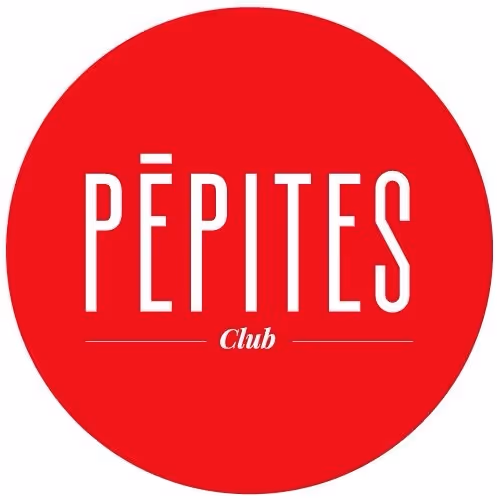 Logo du Pépites Club en lettres blanches sur fond rouge circulaire.