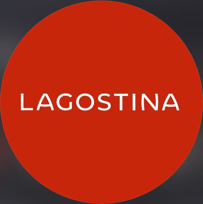 Logo de la marque Lagostina en texte blanc sur fond rouge circulaire.