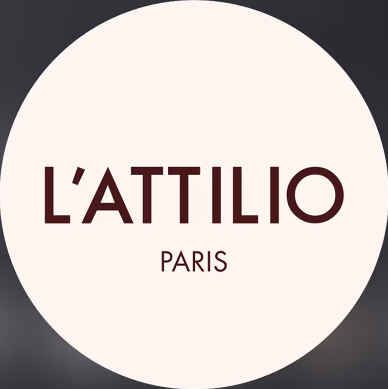 Logo de L'ATTILIO avec le texte 'PARIS' en dessous sur un fond circulaire clair.